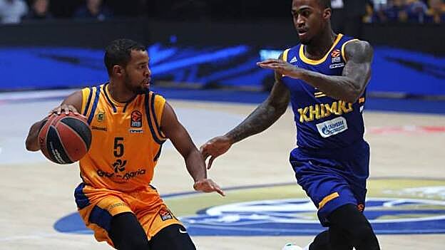 El base estadounidense del Herbalife Gran Canaria, Clevin Hannah (i), trata de anotar ante el base estadounidense del Khimki de Moscú, Dee Bost. / Efe.