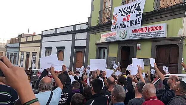 Concentración en Arucas en apoyo al entrenador detenido