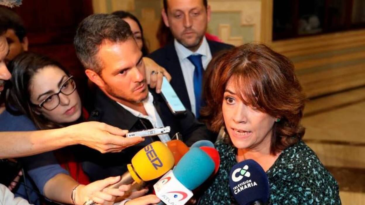 Delgado afirma que su situación y la de Cospedal son «radicalmente distintas»