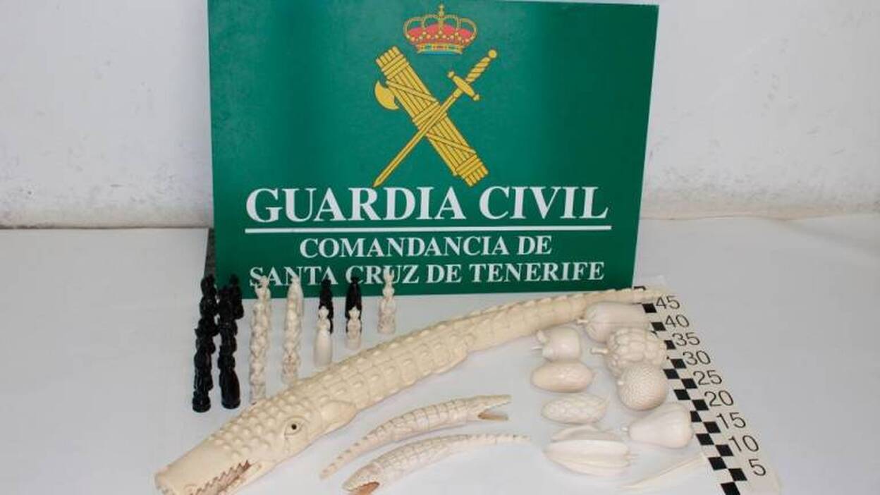 Un ajedrez de marfil de elefante e hipopótamo