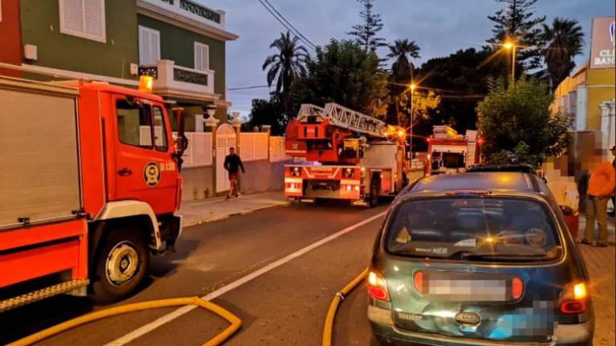Desalojan la Clínica Bandama tras un incendio