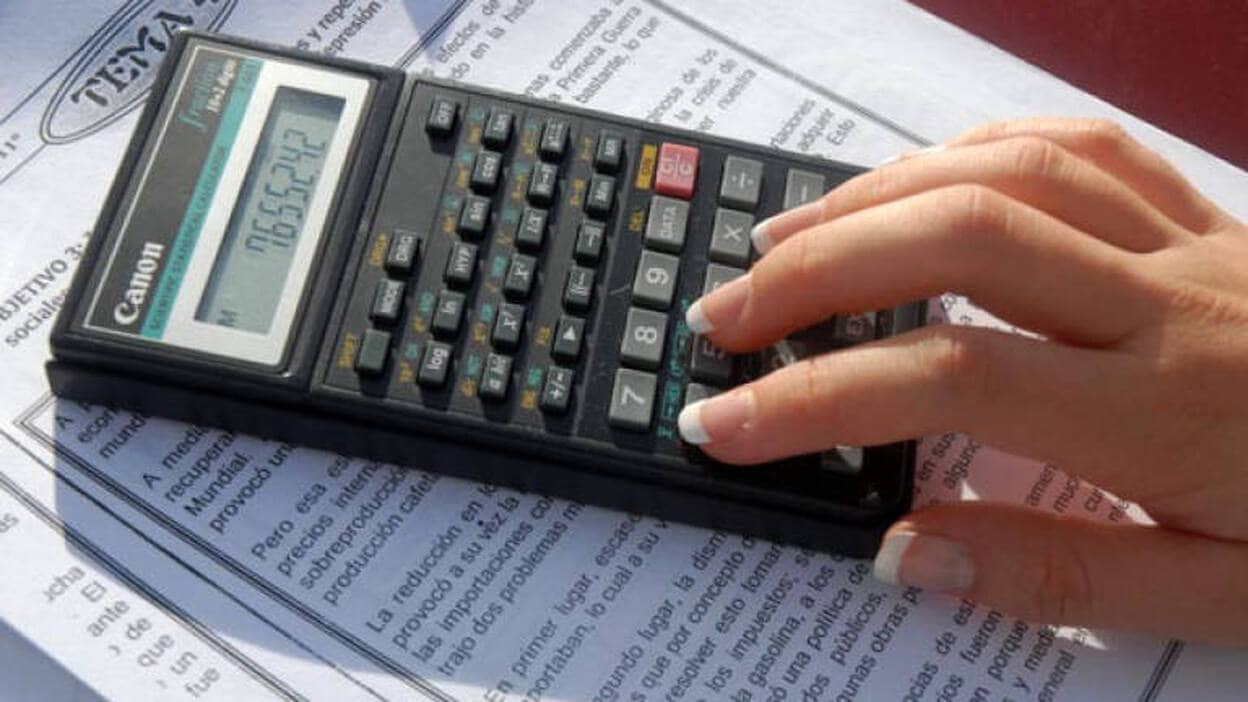 Profesores de matemáticas piden que se permita el uso de calculadoras en selectividad: "Prohibir es un grave perjuicio"
