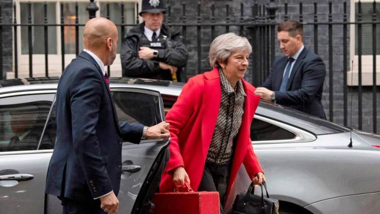 May recibe apoyos de los euroescépticos entre amenazas a su liderazgo