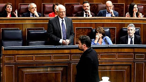 Rufián llama fascista a Borrell, que recibe un «escupitajo»
