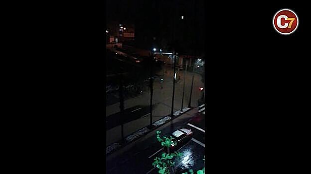 Cerrada la calle Habana por barro y piedras