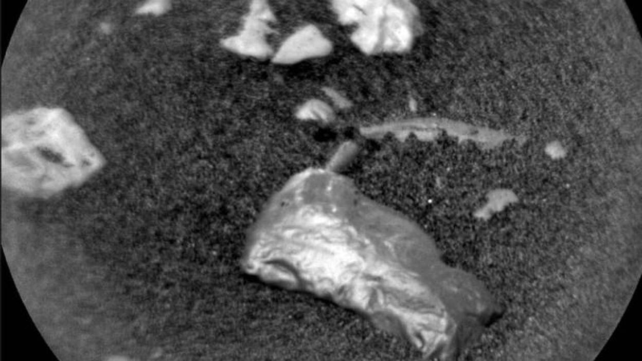 El rover Curiosity de la NASA halla un misterioso objeto brillante en Marte