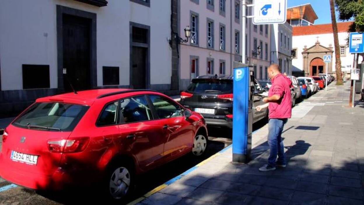 MetroGuagua y la bici roban 500 aparcamientos a la zona azul