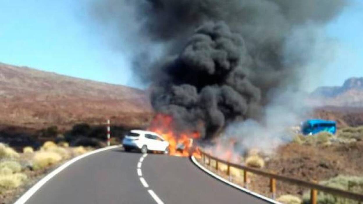 Arden dos coches en las Cañadas del Teide