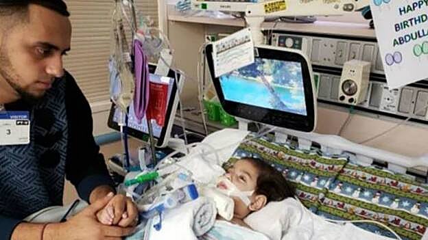 Un niño está muriendo y su madre no puede verlo, todo por el veto migratorio de Trump