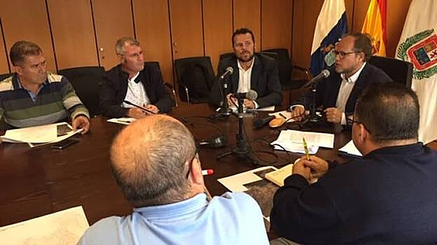 El concejal de Movilidad, José Eduardo Ramírez (derecha), junto con el asesor de Movilidad, Heriberto Dávila, en la reunión mantenida con los colectivos del sector del taxi. / C7.