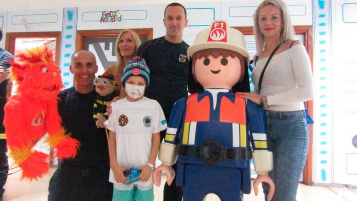 Bomberos de San Bartolomé de Tirajana llevan alegría a niños del Materno Infantil
