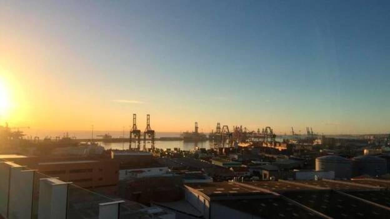 Hoy estará poco nuboso en las islas orientales y nuboso en occidentales y la calima llegará por la tarde.