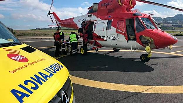Un helicóptero rescata a una senderista en Anaga