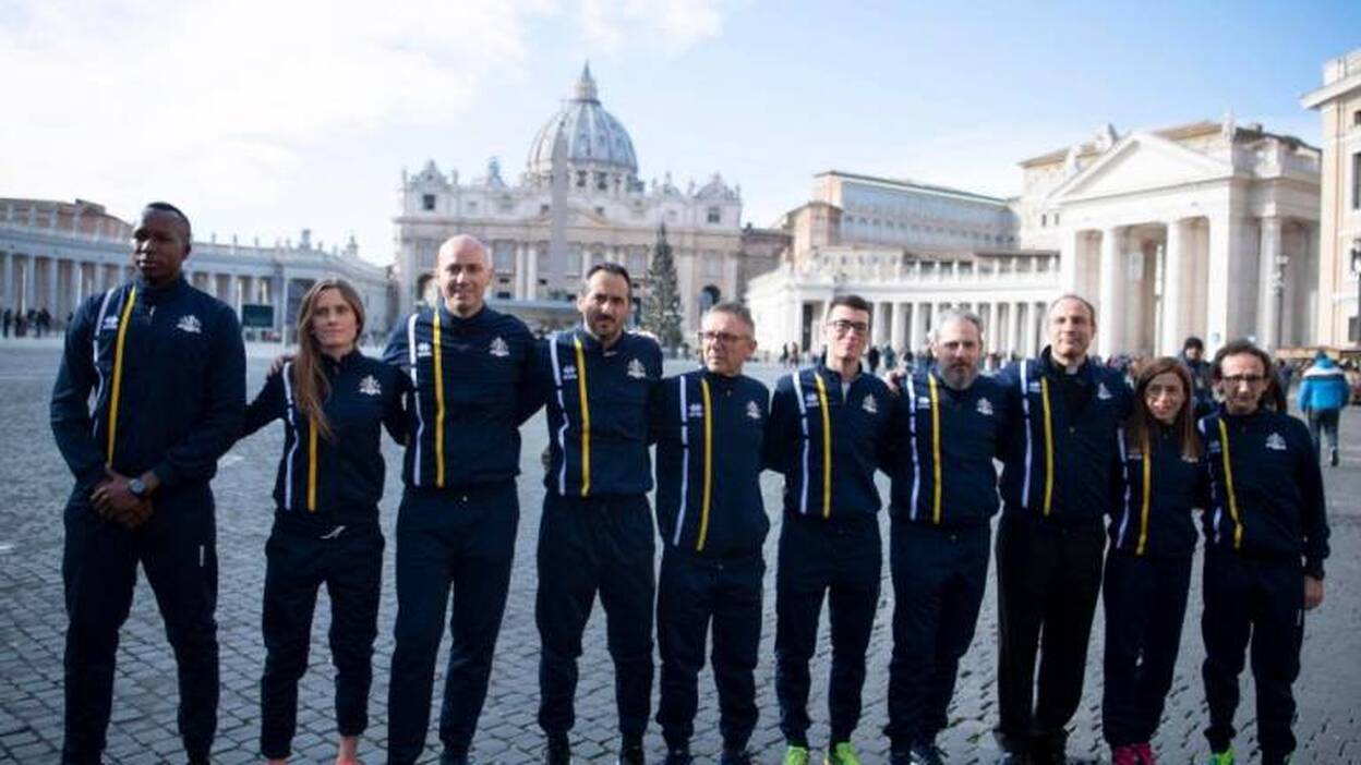 El Vaticano crea un equipo de atletismo con curas y guardias suizos