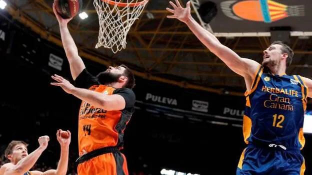 El pívot montenegrino del Valencia Basket, Bojan Dubljevic (i), trata de anotar ante la oposición del interior checo del Gran Canaria, Ondrej Balvin. / Efe.