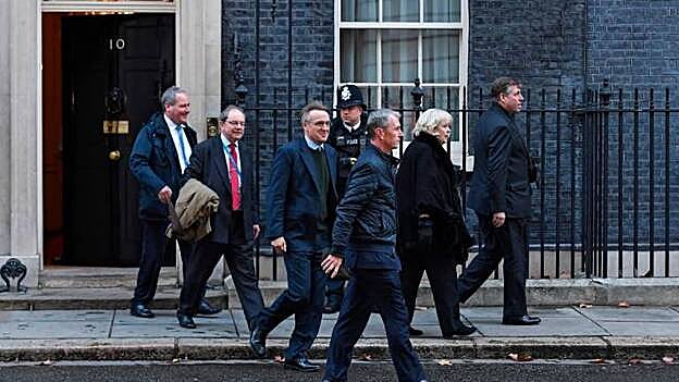 Dirigentes conservadores salen de la residencia de Theresa May en Londres. / Efe