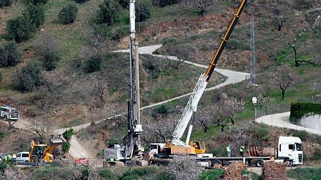 El operativo espera llegar a Julen en 35 horas «si todo es muy favorable» tras comenzar la perforación