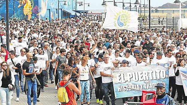 Corralejo reúne a 1.500 personas al grito de ‘Lobos para todos’