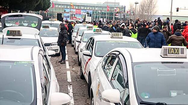 Los taxistas siguen con la huelga y cortan el tráfico en Madrid y Barcelona