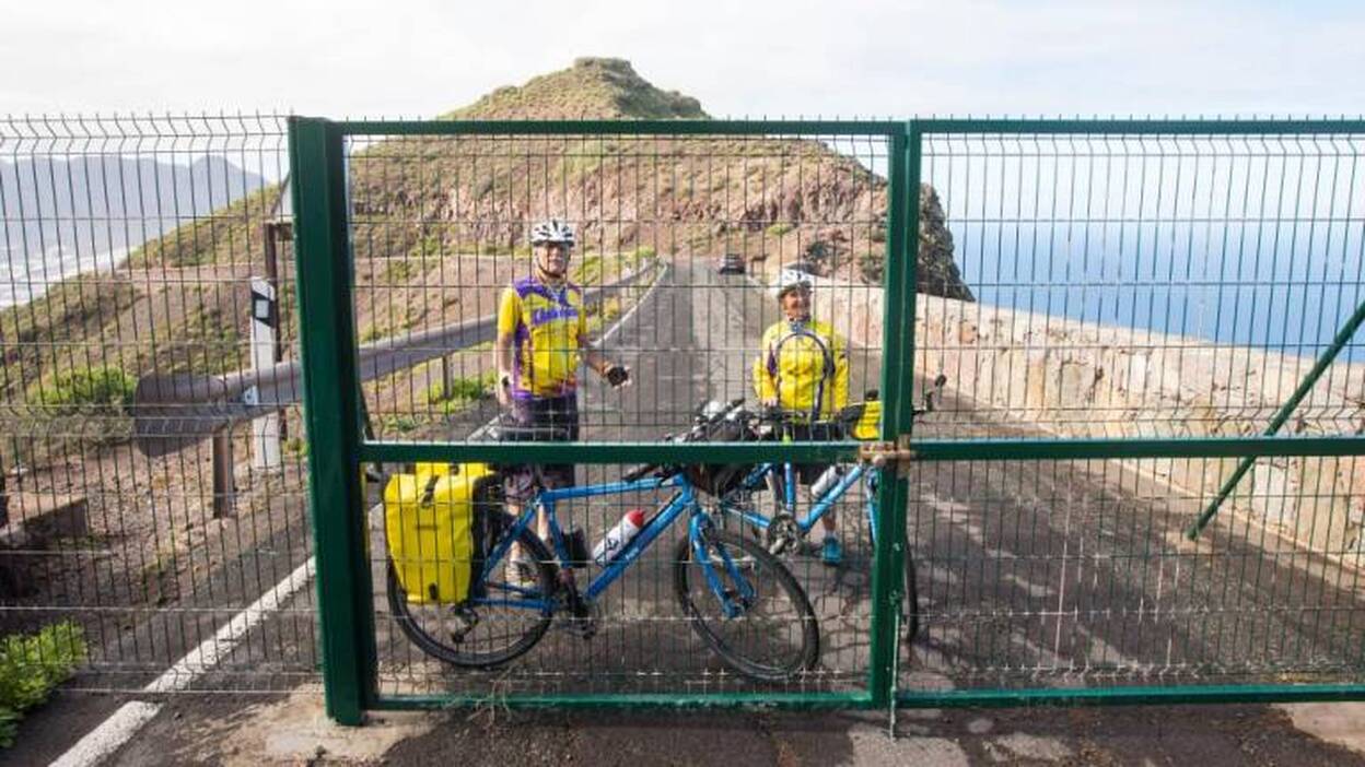La vegetación toma la carretera
