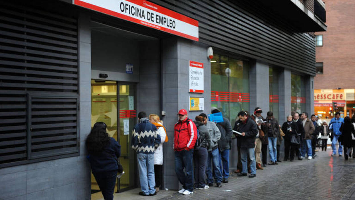 El paro baja en 462.400 personas en 2018