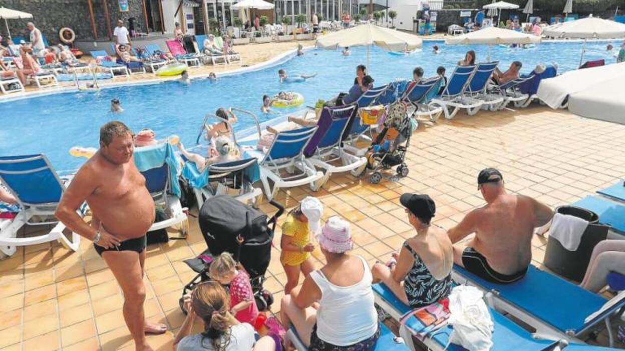 Los hoteles canarios ganaron 64.000 turistas locales en 2018