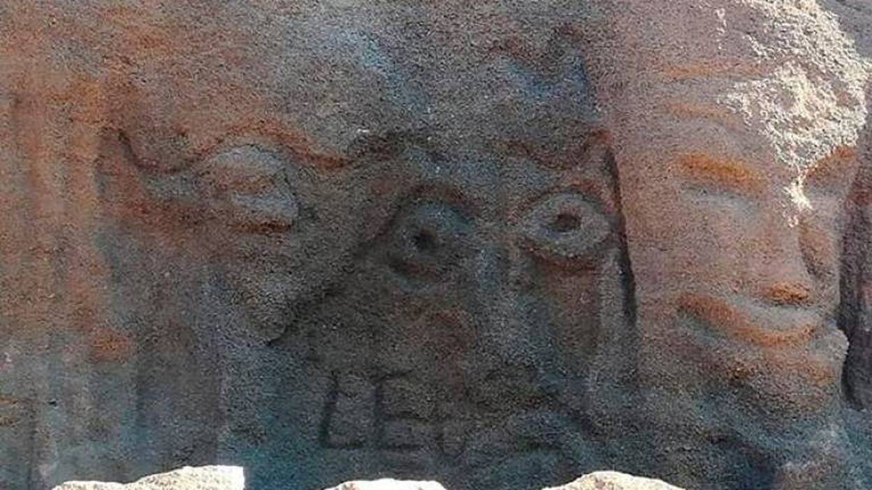 No es arte, es un atentado contra el patrimonio geológico en Lajares