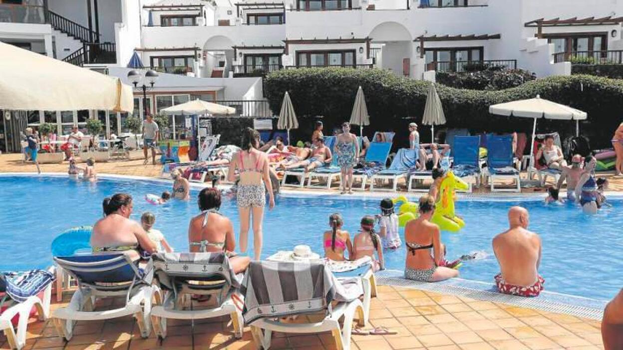 Los ocupados asalariados del sector turístico suponen en Canarias el 88,5% del total