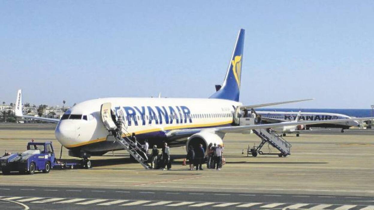 Ryanair se lleva dos aviones de Canarias y a sus tripulaciones