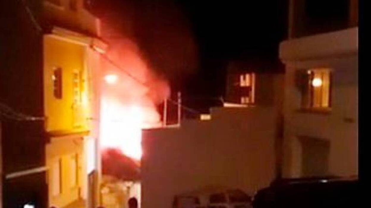 Un hombre en estado crítico en el incendio de una vivienda en La Victoria