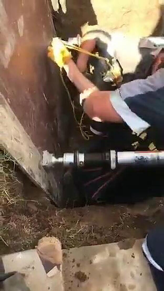 Rescatan a una bebé atascada en un desagüe