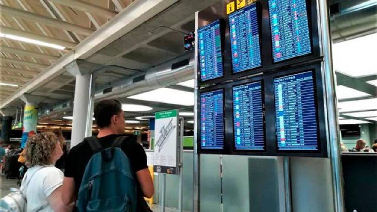 Unos expertos plantean prohibir la venta de alcohol en aeropuertos y aviones