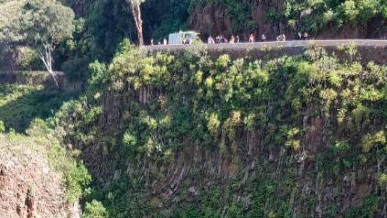 Un motorista se precipita por el Barranco de Azuaje