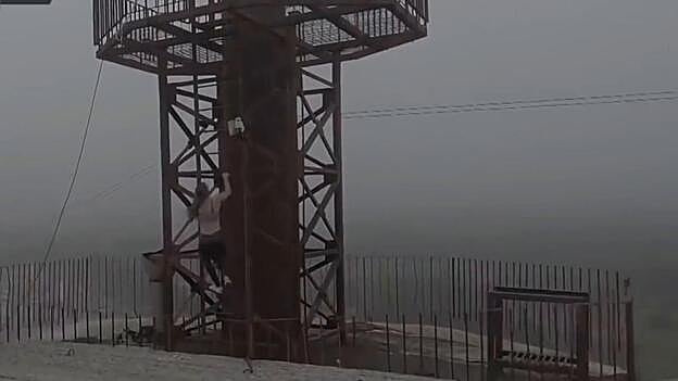 El ‘pole dance’ de una rusa en la cima de un edificio de 16 pisos