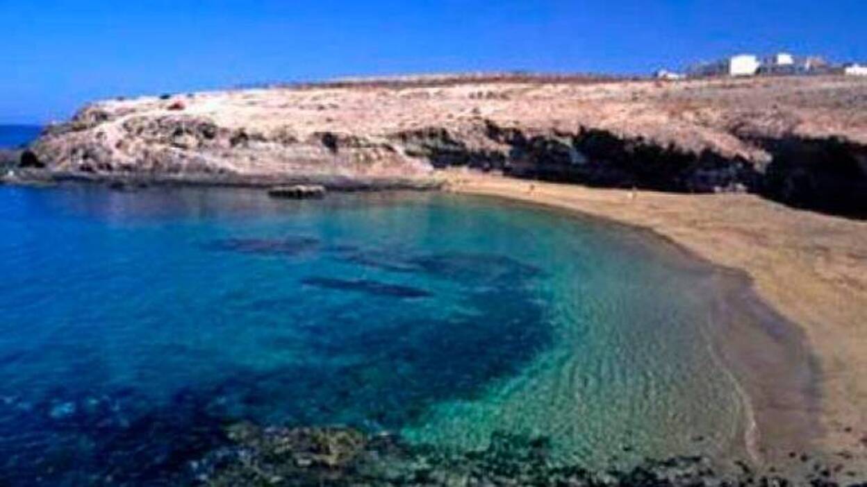 Aparece el cuerpo de un hombre flotando en la playa de Aguadulce