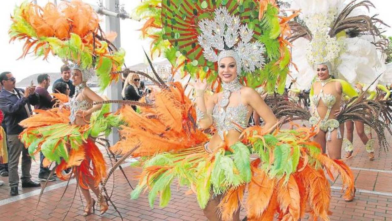 Los grupos toman el paseo de Las Canteras