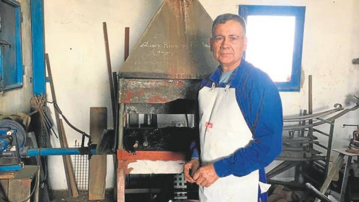 El último herrero de los aperos de labranza