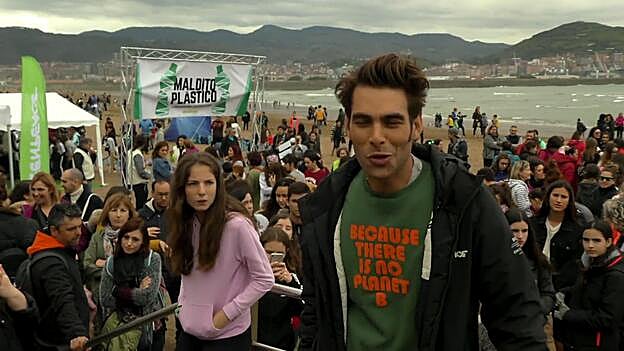 Cientos de personas se unen a Jon Kortajarena y Greenpeace contra el plástico