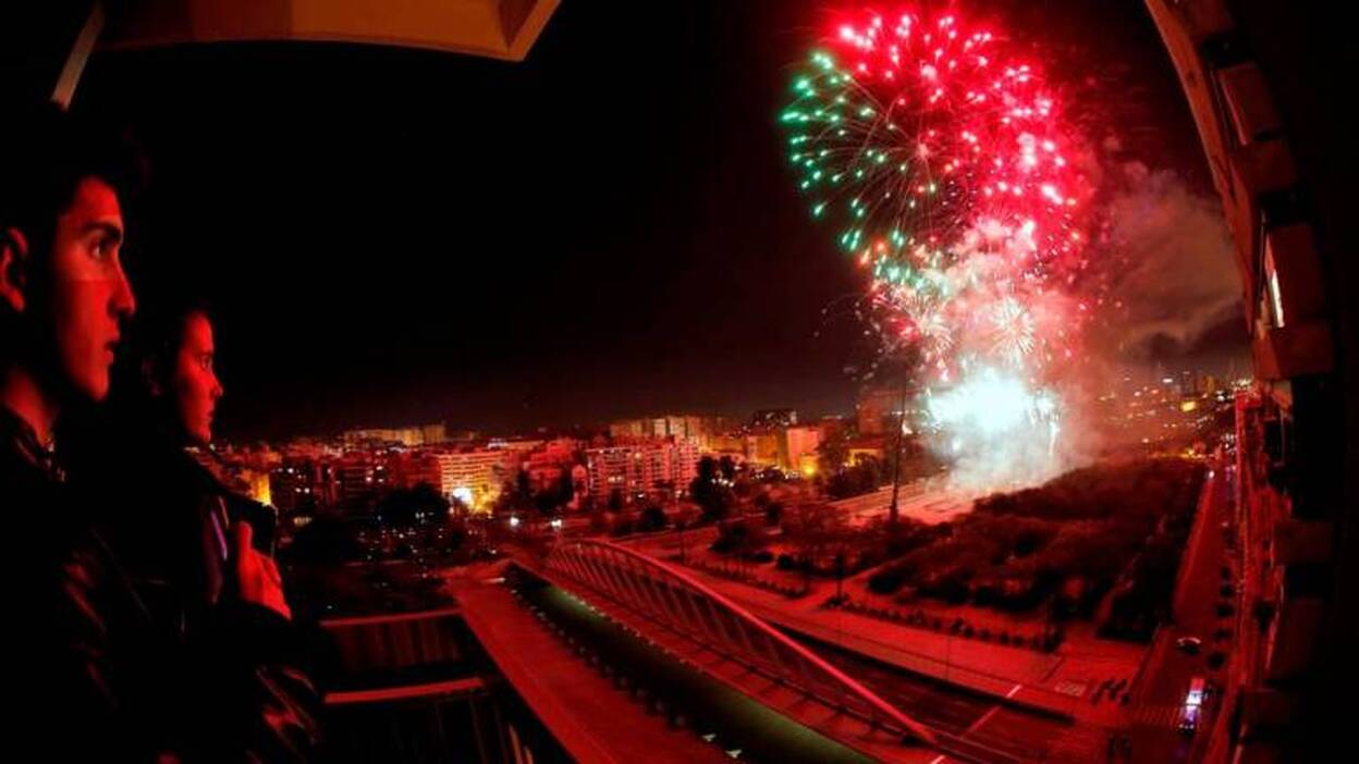 El día grande de las Fallas arranca con una ofrenda floral a San José