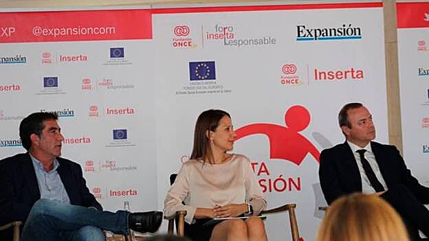 Francis Candil (izda.), junto a la directora regional de Inserta Empleo, Emma Fernández Manrique, y el alcalde de la capital grancanaria, Augusto Hidalgo.
