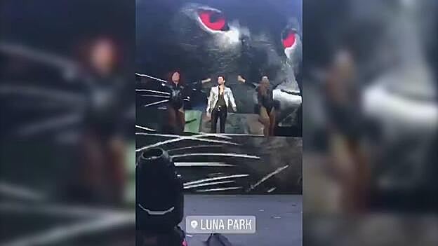 Sebastián Yatra y Tini Stoessel se besan sobre el escenario