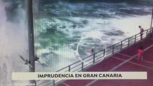 Un bañista imprudente casi se ahoga en Las Canteras