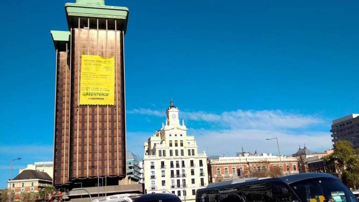 Escaladores de Greenpeace cuelgan pancarta para denunciar inacción política