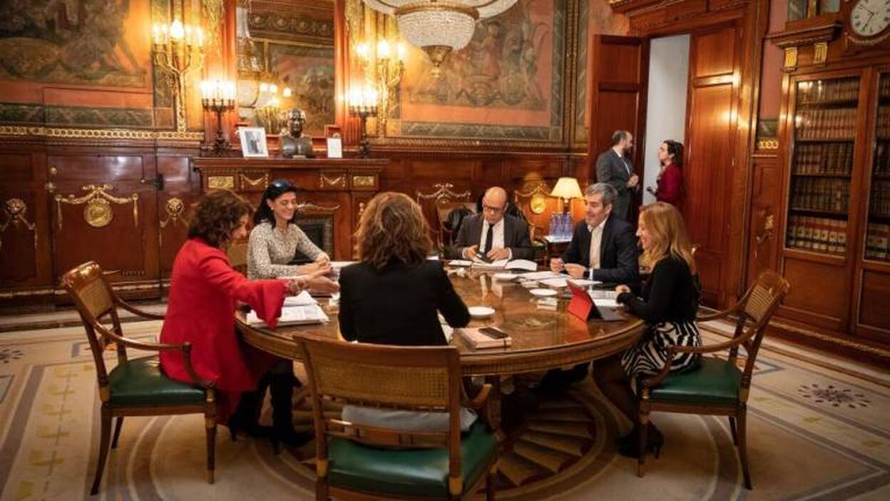 El Gobierno busca el auxilio de la Airef para resolver el superávit