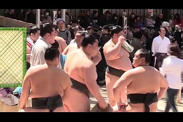 Luchadores de sumo muestran su lado más distendido en un festival en Tokio