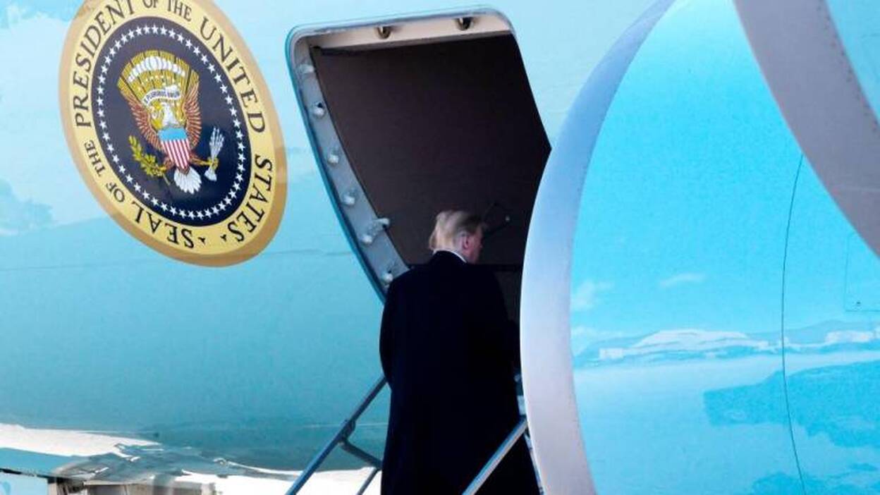 Trump sugiere emplear aviones cisterna para apagar el incendio en Notre Dame