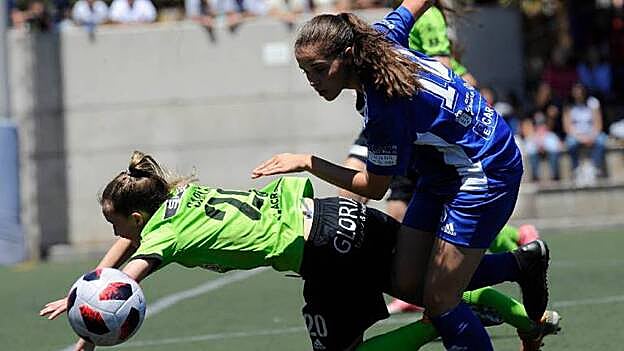 Carla arrollada por una rival se esforzó al máximo para hacer llegar buenos balones a sus compañeras que acabaron festejándolo.