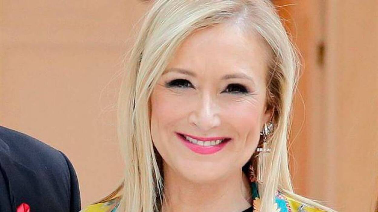 Cristina Cifuentes felicita a Belén Esteban por su boda