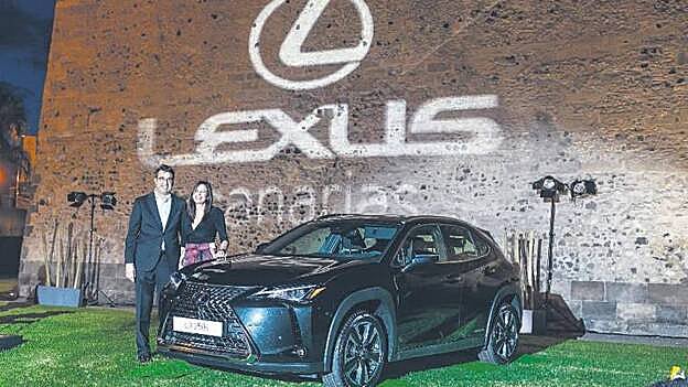 Carolina Bolaños y Jorge Luzardo, representantes de Lexus Canarias, junto al nuevo crossover compacto, UX 250h. /  Micael Löfgren