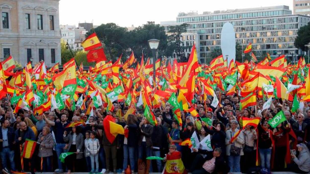 Sánchez y Casado hacen su última llamada al voto para liderar los dos bloques